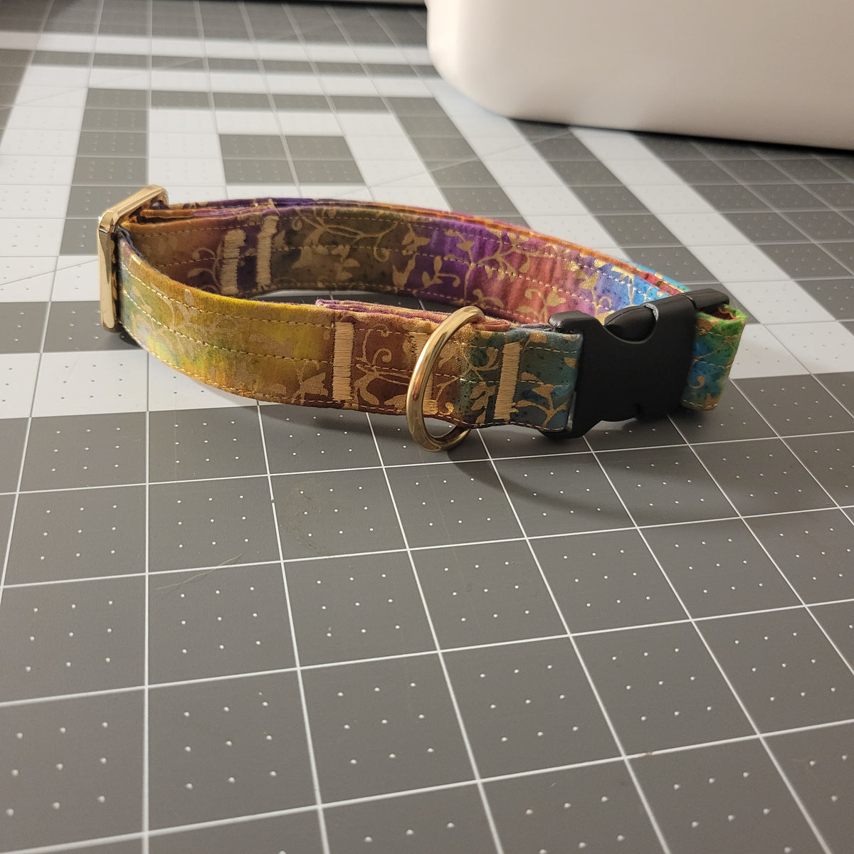 Rainbow Leaf Metallic Collar