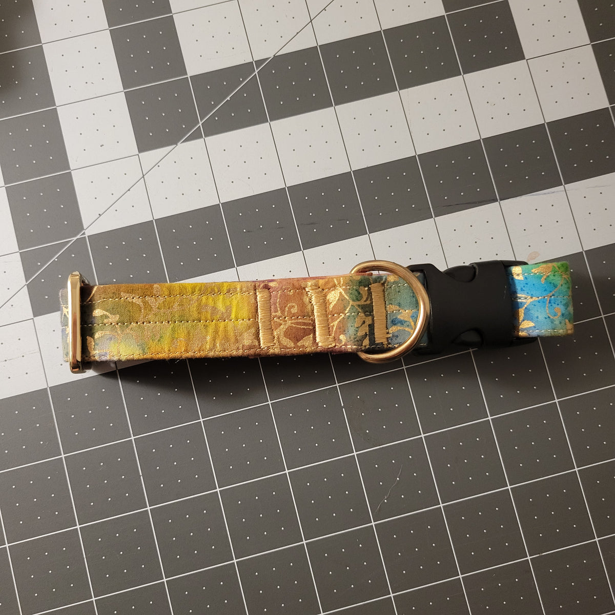 Rainbow Leaf Metallic Collar