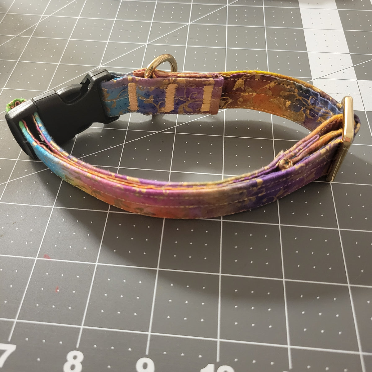 Rainbow Leaf Metallic Collar